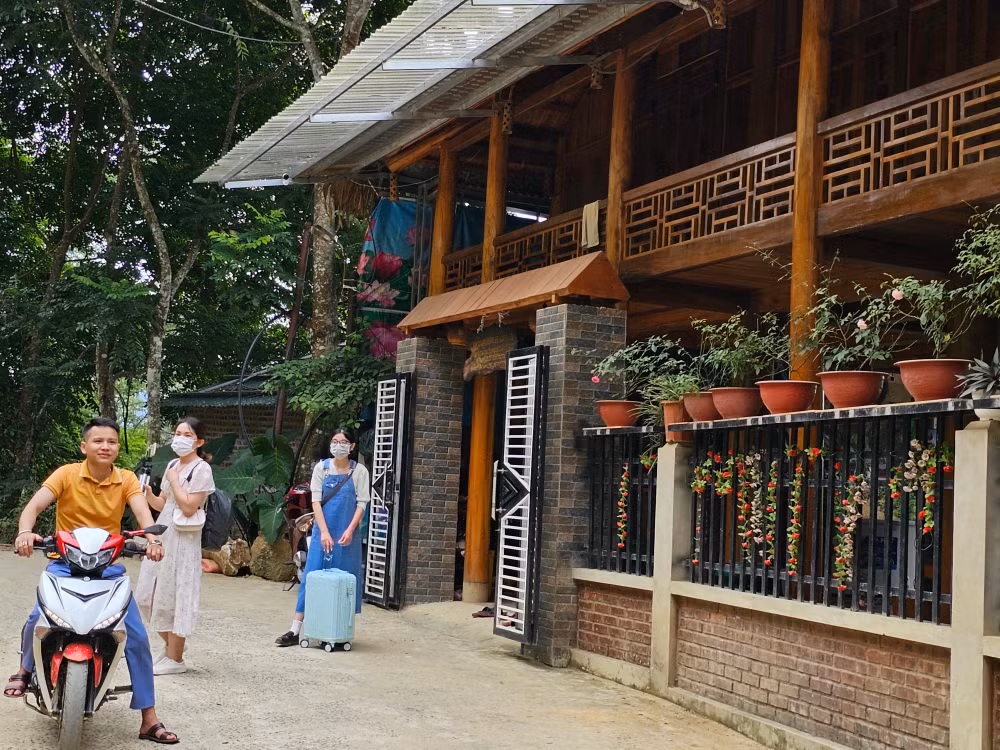 Người dân bản Đôn, xã Thành Lâm đưa, đón khách du lịch.
