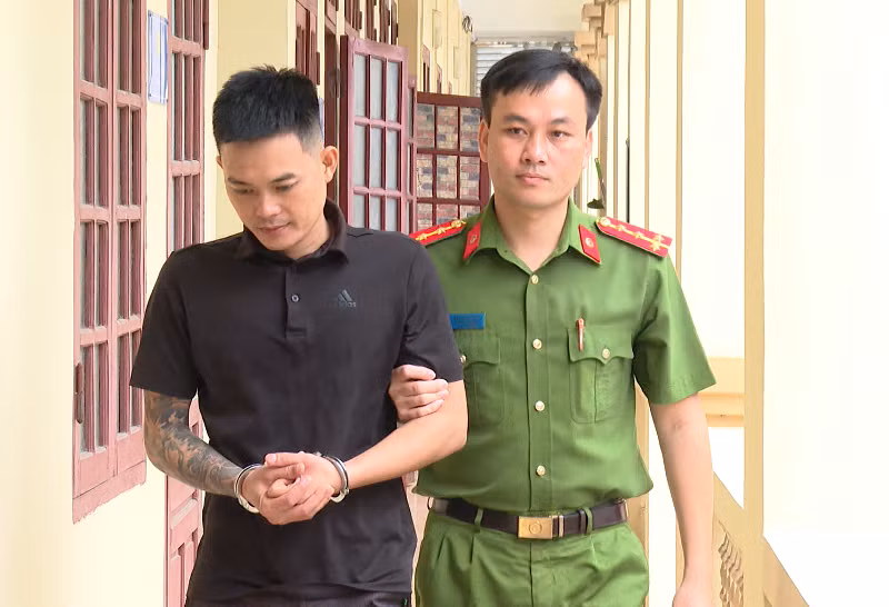 Công an áp giải đối tượng có hành vi giết người.