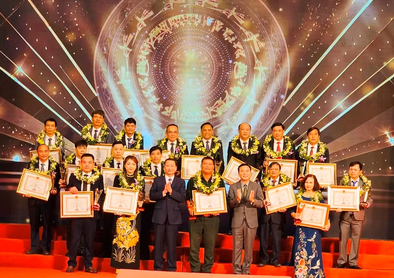 Lãnh đạo tỉnh Thanh Hóa tôn vinh các doanh nghiệp, doanh nhân tiêu biểu. Lãnh đạo tỉnh Thanh Hóa tôn vinh các doanh nghiệp, doanh nhân tiêu biểu.