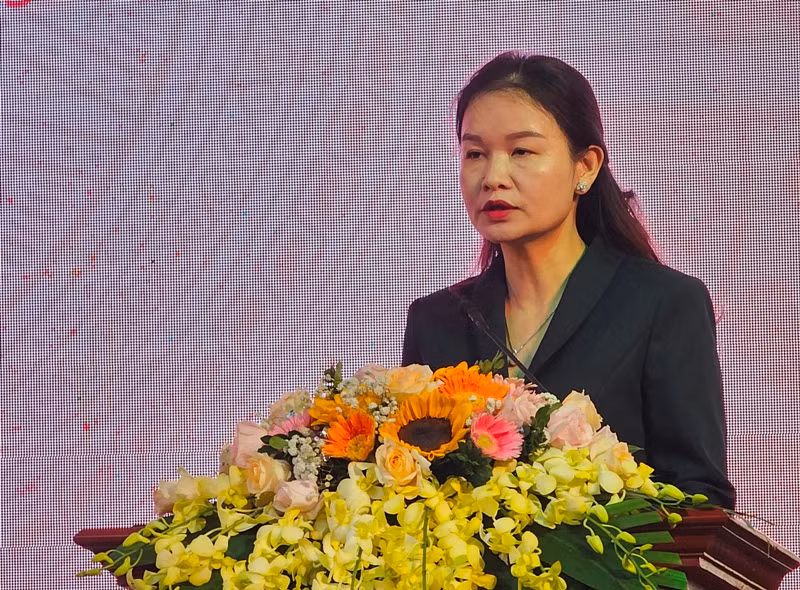 Lãnh đạo Hội đồng nhân dân huyện Quan Hóa tham luận tại Hội nghị.