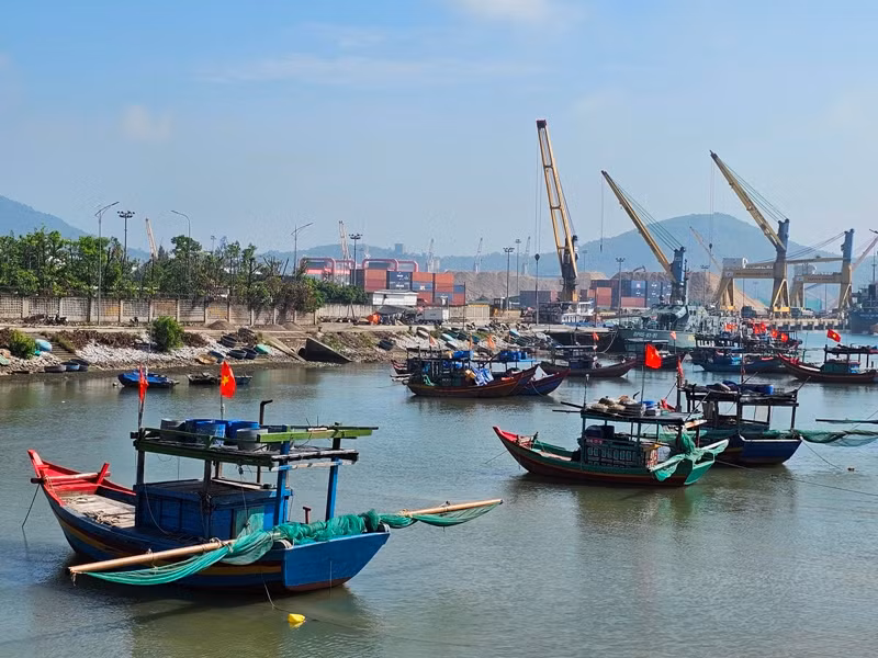 Phương tiện nghề cá của ngư dân Hải Hà neo đậu gần cầu Yên Hòa. Phương tiện nghề cá của ngư dân Hải Hà neo đậu gần cầu Yên Hòa.