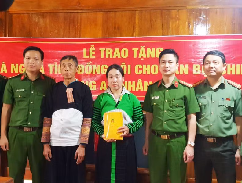 Đại diện đoàn công tác trao khoản hỗ trợ cho gia đình Đại úy Thao Văn Di Đại diện đoàn công tác trao khoản hỗ trợ cho gia đình Đại úy Thao Văn Di