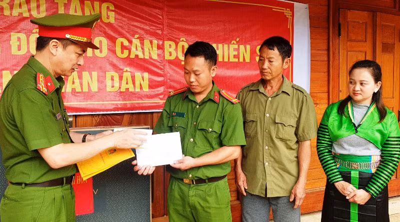 Lãnh đạo Công an tỉnh Thanh Hóa trao khoản hỗ trợ cho gia đình Trung úy Sung Văn Thái. Lãnh đạo Công an tỉnh Thanh Hóa trao khoản hỗ trợ cho gia đình Trung úy Sung Văn Thái.