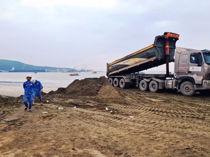 Nhân lực, phương tiện thi công bến container số 3 ở xã Hải Hà, thị xã Nghi Sơn.