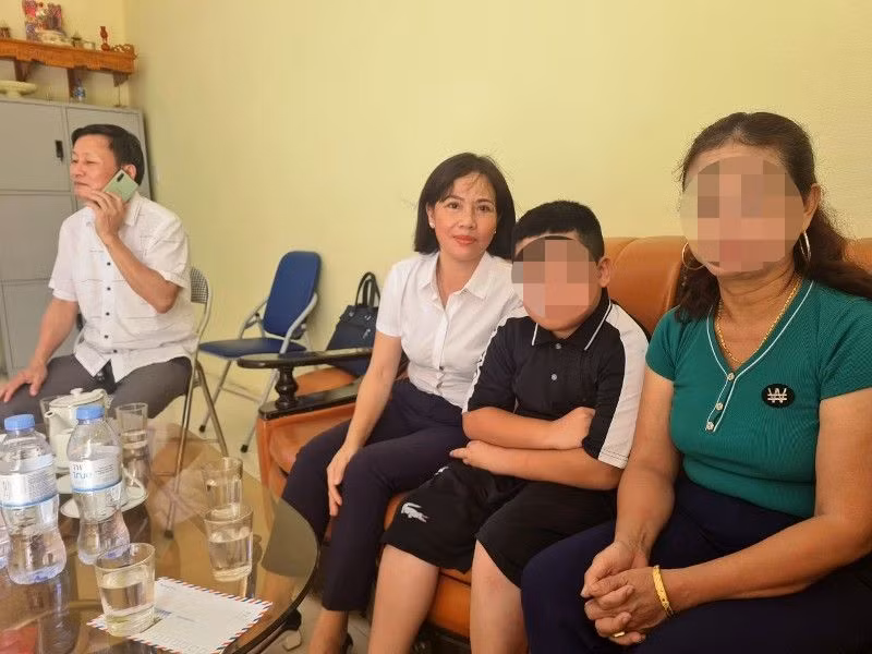Đại diện chính quyền cơ sở, nhà trường, giáo viên đến thăm hỏi, động viên học sinh tới lớp, tới trường.