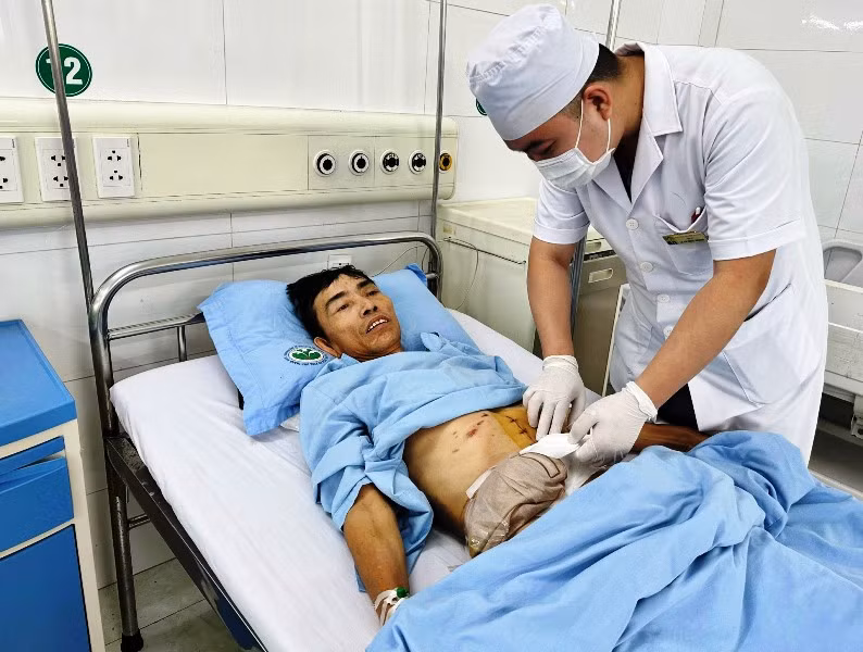 Bác sĩ kiểm tra, chăm sóc bệnh nhân sau phẫu thuật. Bác sĩ kiểm tra, chăm sóc bệnh nhân sau phẫu thuật.