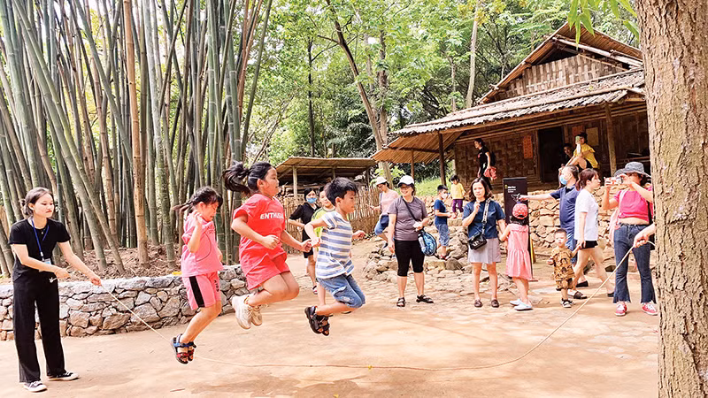 Học sinh tham gia các trò chơi truyền thống trong khuôn viên Bảo tàng Dân tộc học.