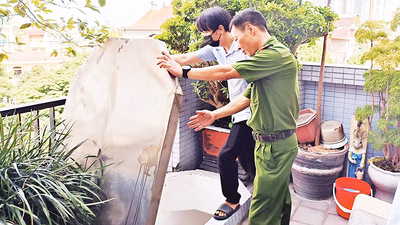 Đoàn liên ngành quận Bắc Từ Liêm kiểm tra các cơ sở nhà chung cư mini, nhà trọ trên phố Trần Cung, phường Cổ Nhuế. (Ảnh Thanh Hà)