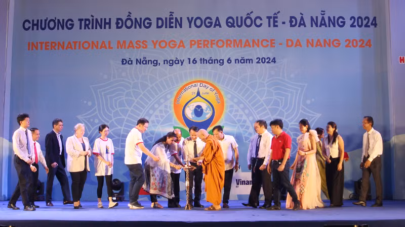 Các đại biểu thực hiện nghi thức thắp đèn.
