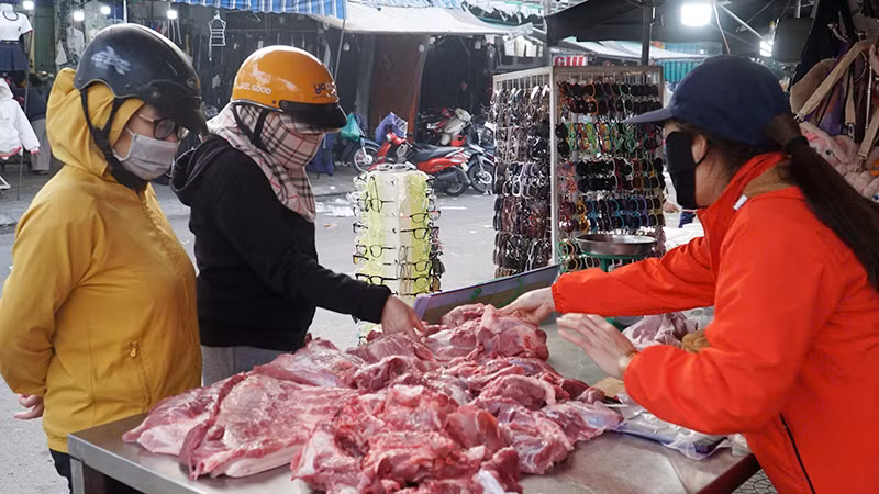Người dân mua thịt tại điểm bán quận Liên Chiểu.