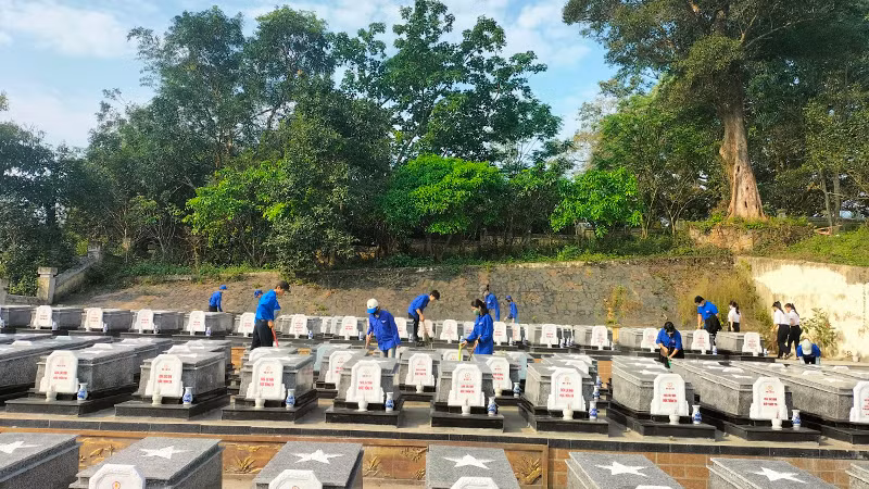 Dọn dẹp tại Nghĩa trang liệt sĩ xã Hòa Phong.
