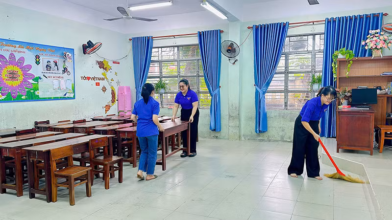 Dọn dẹp trường lớp, kê cao bàn ghế. Dọn dẹp trường lớp, kê cao bàn ghế.