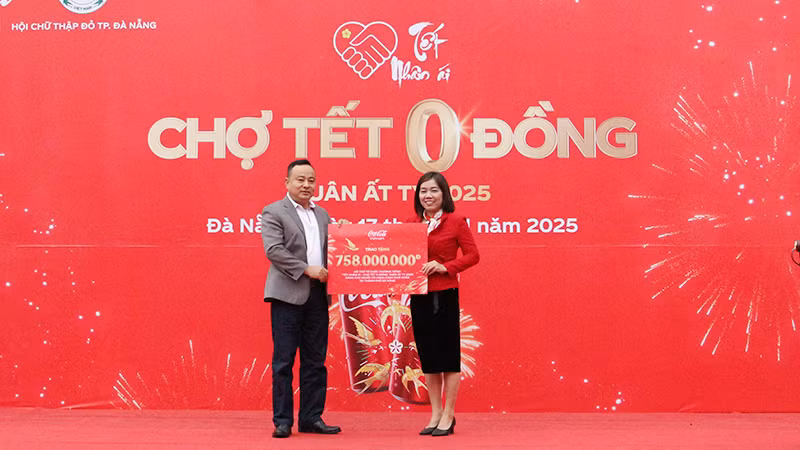 CocaCola Việt Nam trao bảng hỗ trợ chương trình "Chợ Tết 0 đồng" cho Hội Chữ thập đỏ thành phố Đà Nẵng.