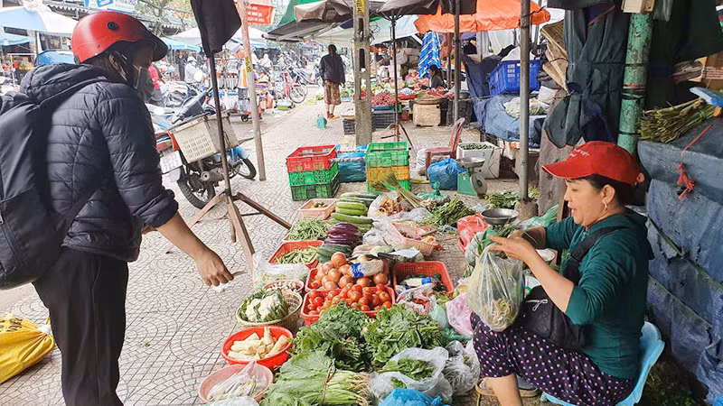 Rau tăng giá làm tiểu thương nhập ít hơn, người dân cũng không dám mua nhiều. 