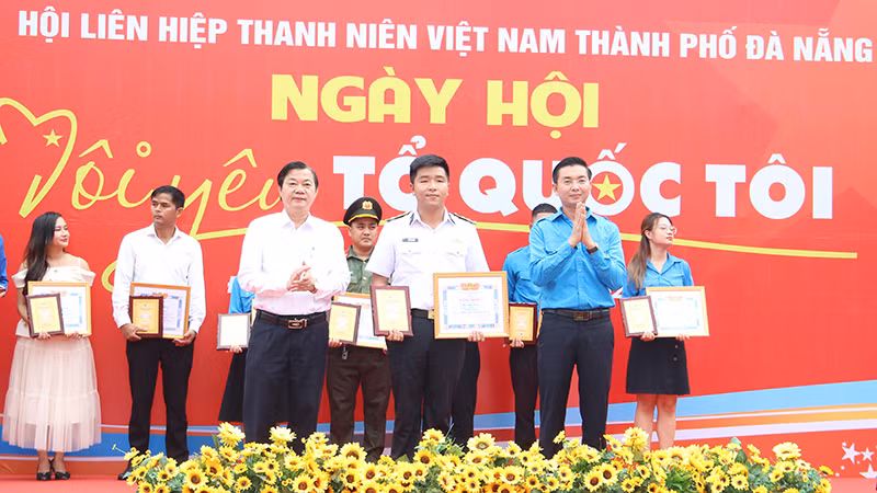 Anh Mai Hữu Tường nhận giải thưởng “Thanh niên sống đẹp”.