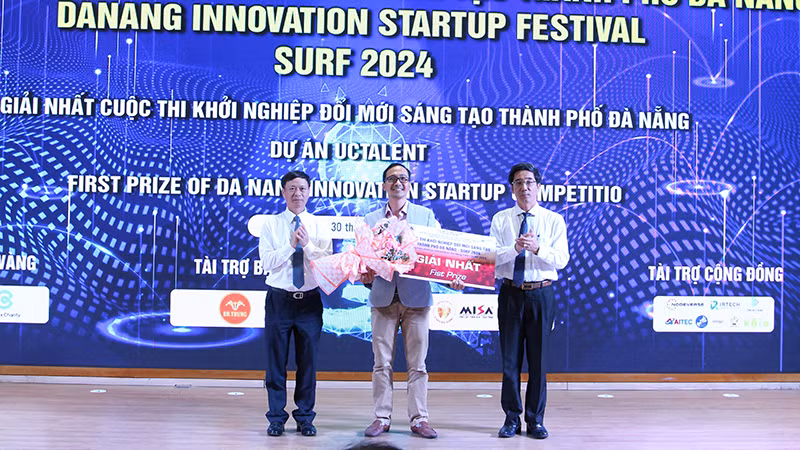 Ban tổ chức đã trao giải Nhất cho Dự án UCTalent. Ban tổ chức đã trao giải Nhất cho Dự án UCTalent.