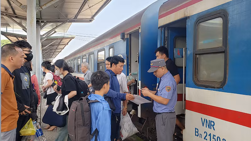 Nhiều người chọn tàu hoả để di chuyển.