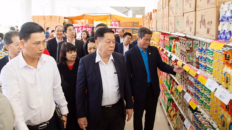 Các đồng chí tham quan gian hàng tại Chợ Tết 0 đồng. Các đồng chí tham quan gian hàng tại Chợ Tết 0 đồng.