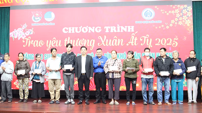 Chương trình nhằm giúp các hộ khó khăn đón Tết vui vẻ, ấm áp. Chương trình nhằm giúp các hộ khó khăn đón Tết vui vẻ, ấm áp.