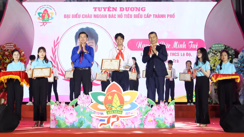Tuyên dương đại biểu Cháu ngoan Bác Hồ. Tuyên dương đại biểu Cháu ngoan Bác Hồ.