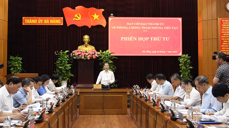 Đồng chí Nguyễn Văn Quảng phát biểu tại phiên họp.
