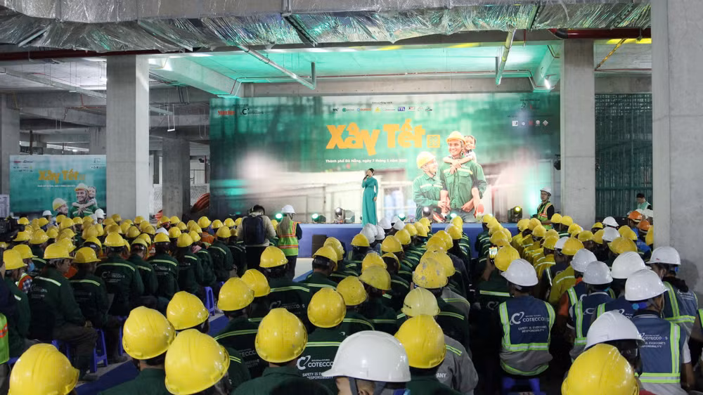 “Xây Tết 2025” sẽ trao hơn 18.500 phần quà Tết cho công nhân trên cả nước. “Xây Tết 2025” sẽ trao hơn 18.500 phần quà Tết cho công nhân trên cả nước.