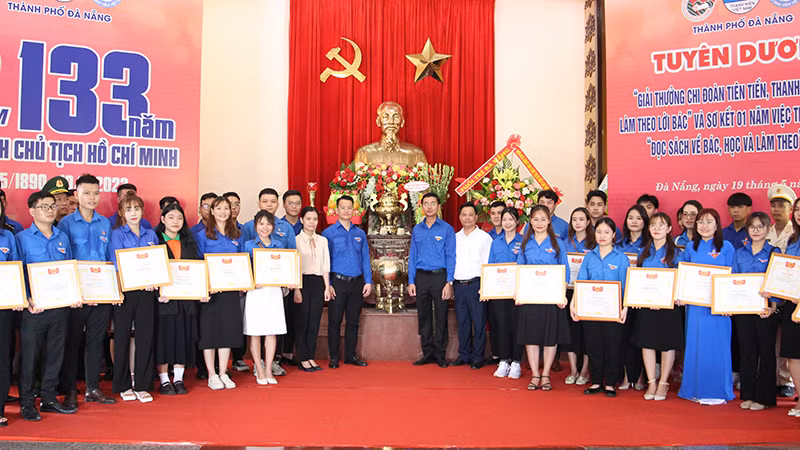 Các tập thể và cá nhân điển hình được tuyên dương.