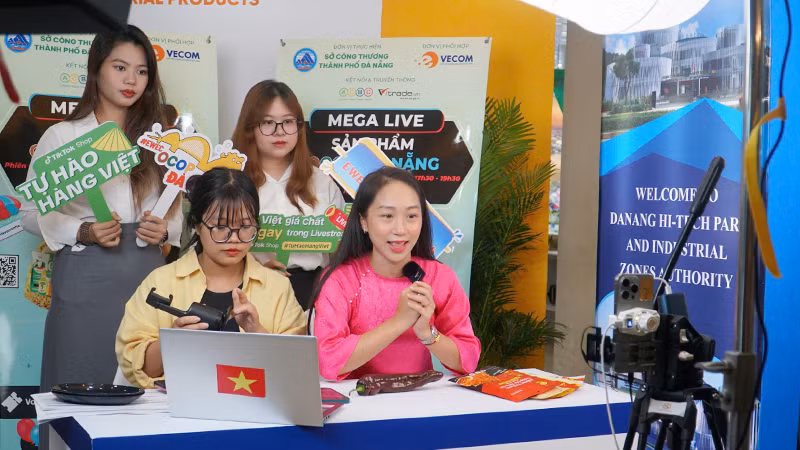 Livestream giới thiệu, quảng bá sản phẩm OCOP, công nghiệp nông thôn tiêu biểu của các doanh nghiệp.