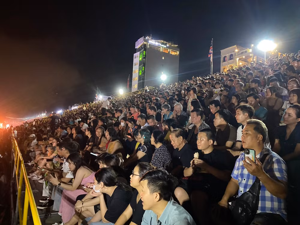 Khán đài hơn 5.000 chỗ được lấp kín khán giả Khán đài hơn 5.000 chỗ được lấp kín khán giả
