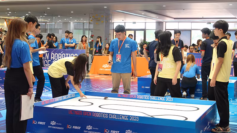 Robot tự động di chuyển theo sa hình có sẵn Robot tự động di chuyển theo sa hình có sẵn
