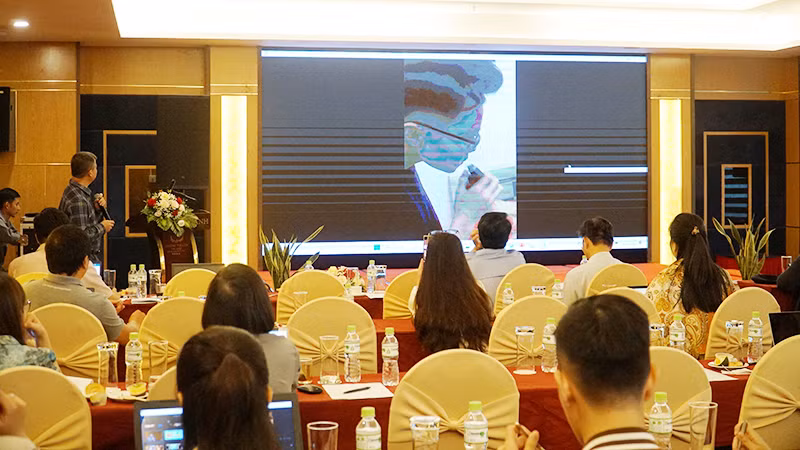 Diễn giả cung cấp thông tin liên quan cho đại diện các cơ quan báo chí.