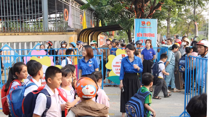 Đội hình “Cổng trường an toàn” tại Trường Tiểu học Thái Thị Bôi (quận Cẩm Lệ).