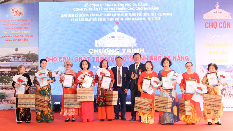 Tri ân tiểu thương kinh doanh lâu năm, có nhiều đóng góp tại chợ. Tri ân tiểu thương kinh doanh lâu năm, có nhiều đóng góp tại chợ.
