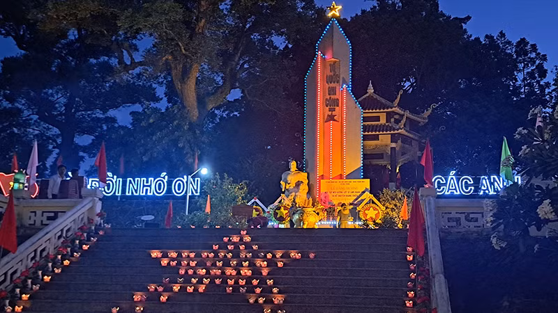 Lễ thắp nến tri ân được tổ chức tại tất cả các nghĩa trang liệt sĩ trên toàn thành phố.