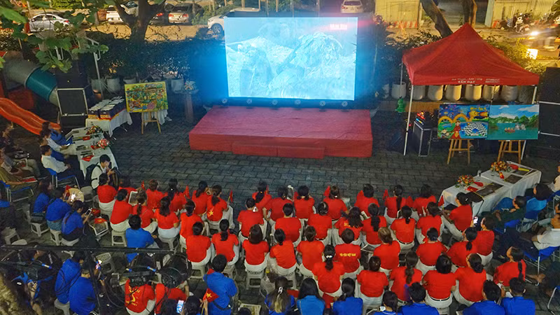Đại biểu xem phim tài liệu, tập phim “1954”. Đại biểu xem phim tài liệu, tập phim “1954”.