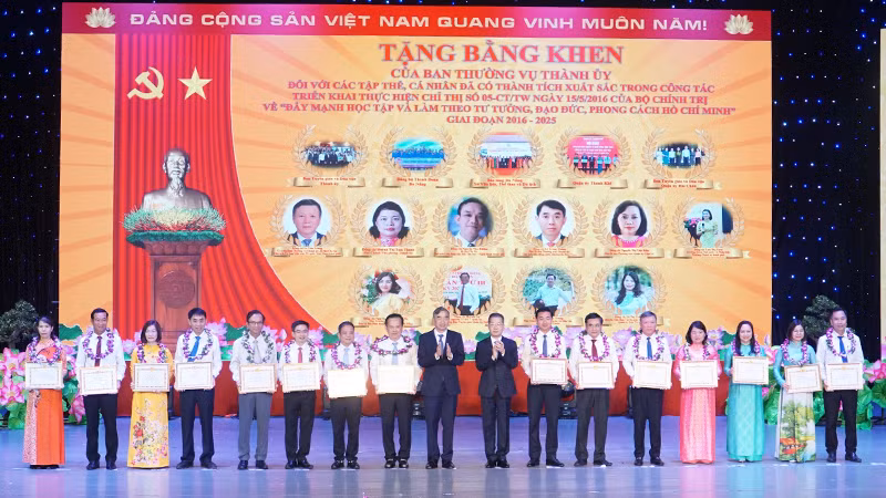 Các tập thể, cá nhân được tuyên dương.