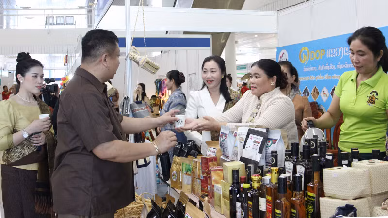 Các gian hàng của Lào thu hút đại biểu đến tìm hiểu, trải nghiệm sản phẩm.