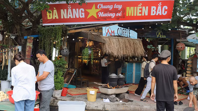 Người dân tại tổ dân phố số 9, phường Hòa Hải tham gia gói, nấu bánh chưng.