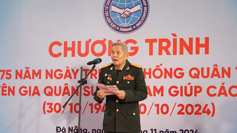 Đại tá Trần Như Tiếp, Trưởng Ban liên lạc cựu Quân tình nguyện và Chuyên gia Quân sự Việt Nam giúp Cách mạng Lào tại thành phố Đà Nẵng đọc diễn văn kỷ niệm.