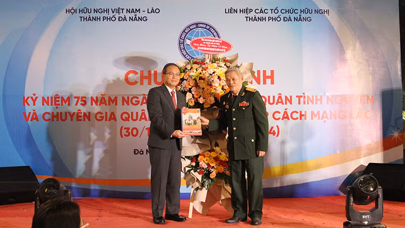 Ban liên lạc cựu Quân tình nguyện và Chuyên gia Quân sự Việt Nam giúp Cách mạng Lào tại thành phố Đà Nẵng tặng Kỷ yếu 75 năm cho Tổng Lãnh sự Cộng hòa Dân chủ Nhân dân Lào tại Đà Nẵng