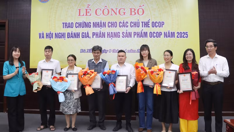 Trao chứng nhận cho 11 sản phẩm của 7 chủ thể. Trao chứng nhận cho 11 sản phẩm của 7 chủ thể.