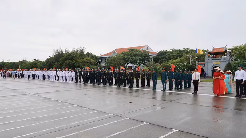 Quân và dân Trường Sa dự lễ. Quân và dân Trường Sa dự lễ.