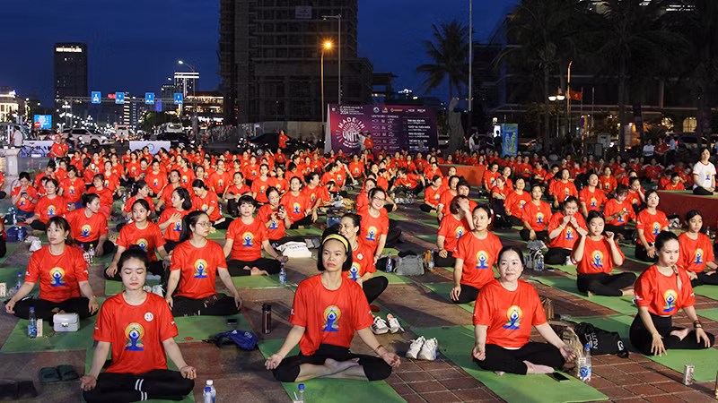 Hơn 1.500 hội viên tham gia đồng diễn yoga.
