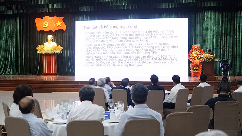 Đại biểu, nhà khoa học trình bày tại tọa đàm Đại biểu, nhà khoa học trình bày tại tọa đàm
