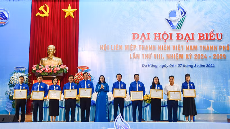 Ủy ban nhân dân thành phố Đà Nẵng tặng Bằng khen cho 10 tập thể có thành tích tiêu biểu. Ủy ban nhân dân thành phố Đà Nẵng tặng Bằng khen cho 10 tập thể có thành tích tiêu biểu.