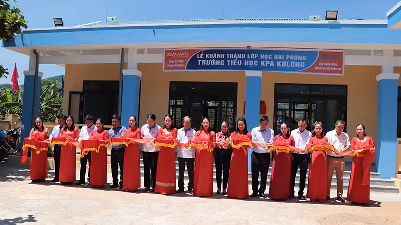 Hai lớp học được xây mới kiên cố.