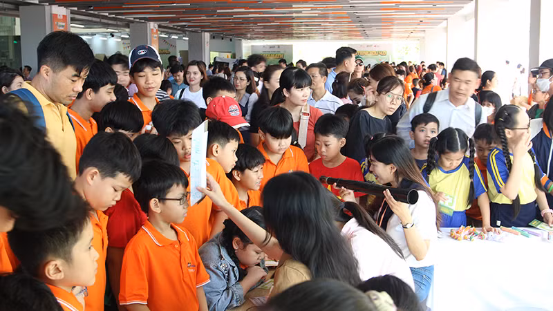 Hàng nghìn học sinh, phụ huynh từ các trường trên địa bàn thành phố về tham gia