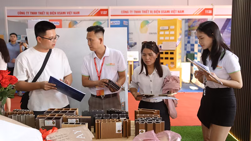 Đại biểu tham quan, tìm hiểu sản phẩm tại triển lãm.