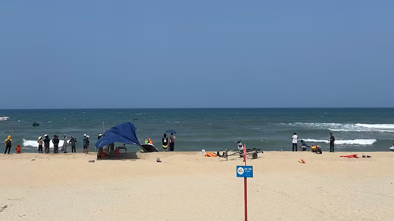 Người dân cùng lực lượng chức năng tìm kiếm tung tích của hai em.