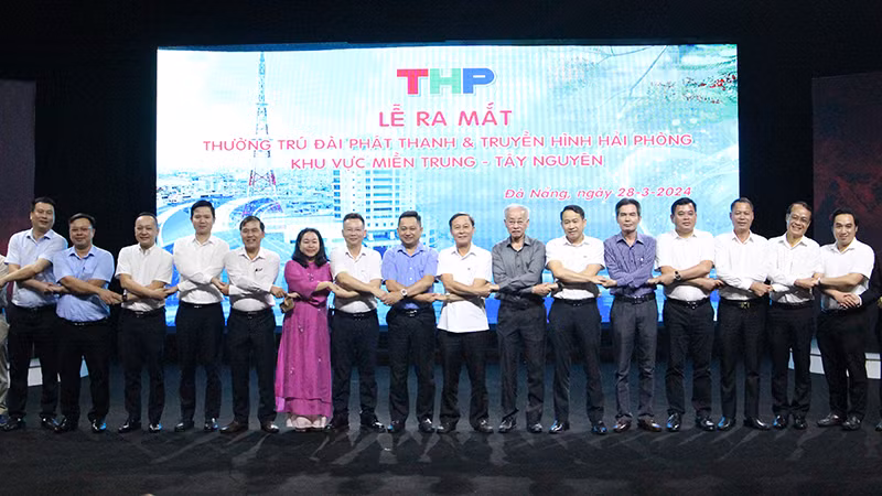 Đại diện các đơn vị, cơ quan báo chí chúc mừng THP ra mắt Thường trú Khu vực miền trung-Tây Nguyên.